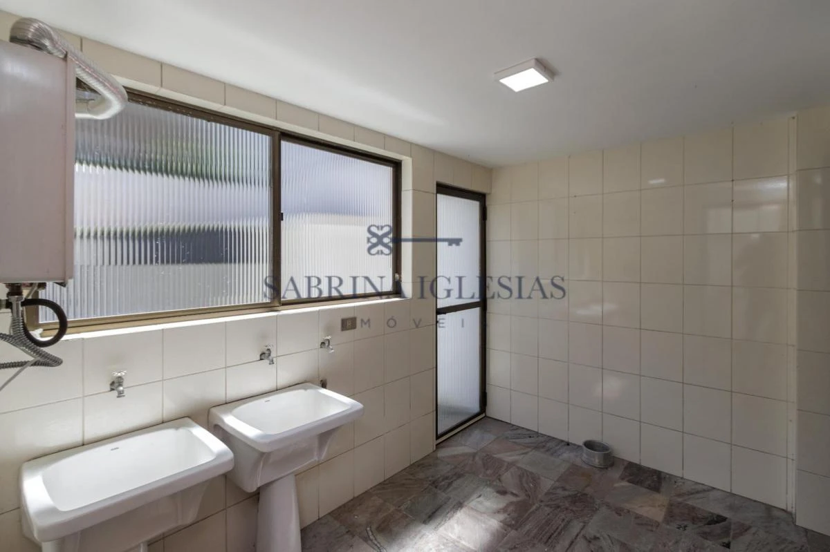 4-bedroom house with a grill on the balcony in Curitiba — photo 36