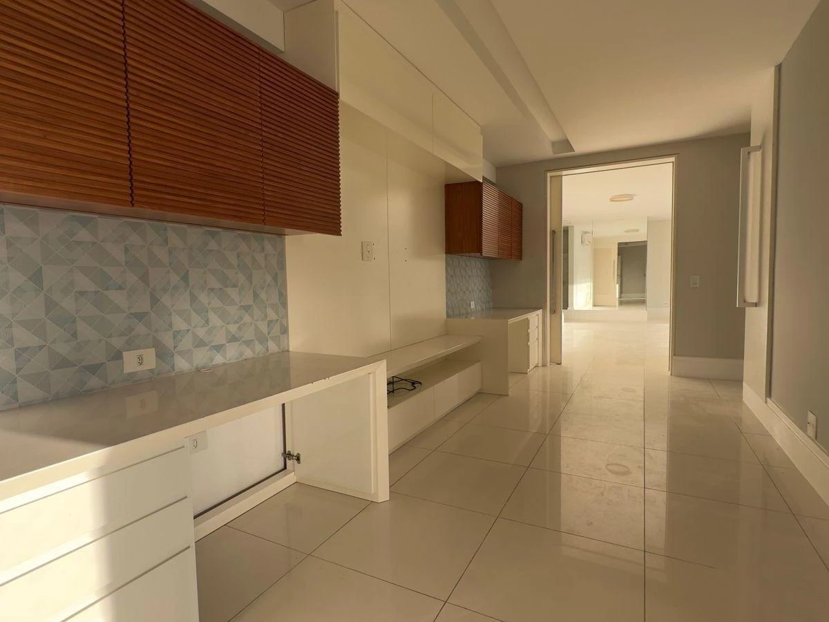 4-bedroom apartment with a separate kitchen, 260 m² — photo 2