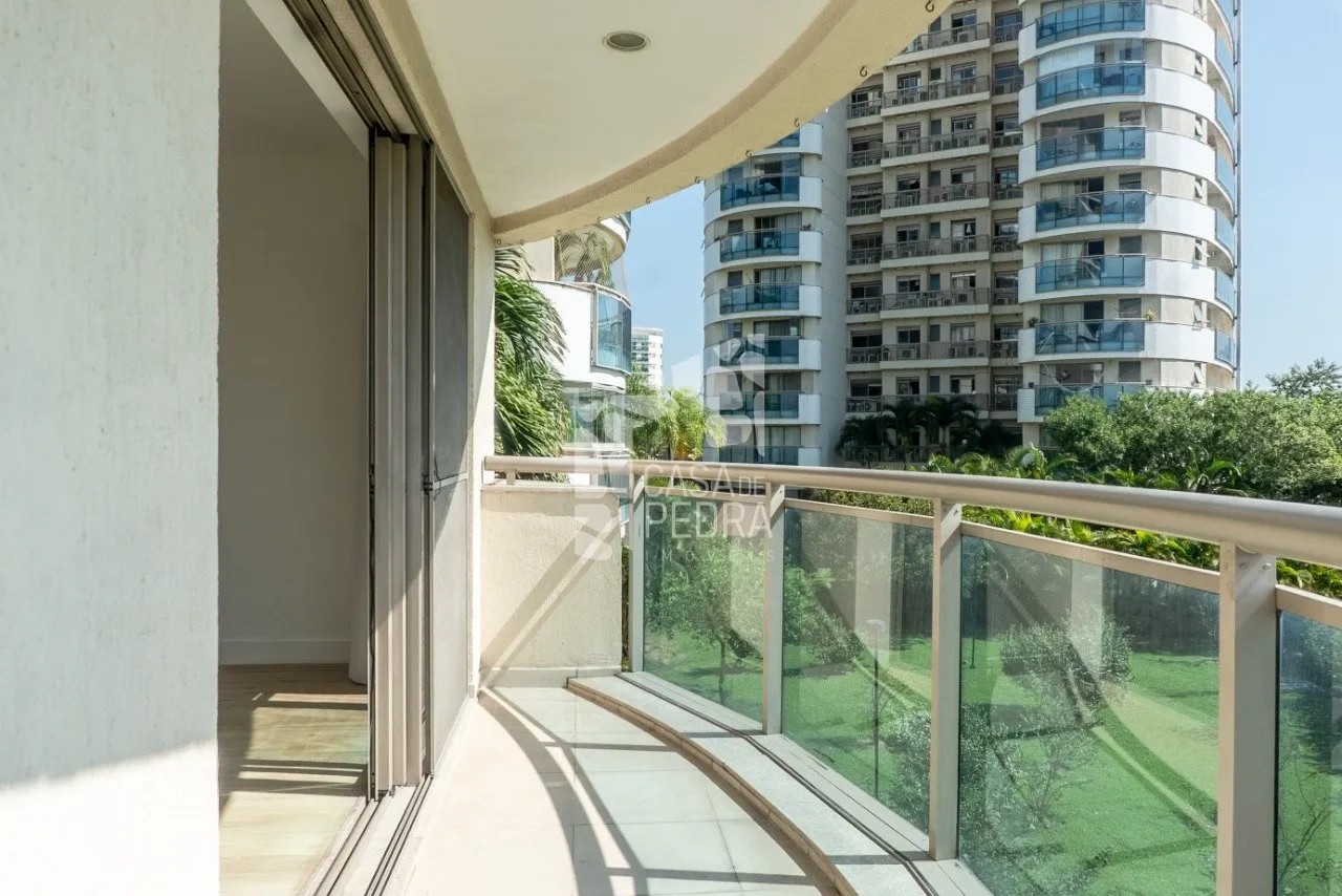 4-bedroom apartment with enclosed glass balcony — photo 26