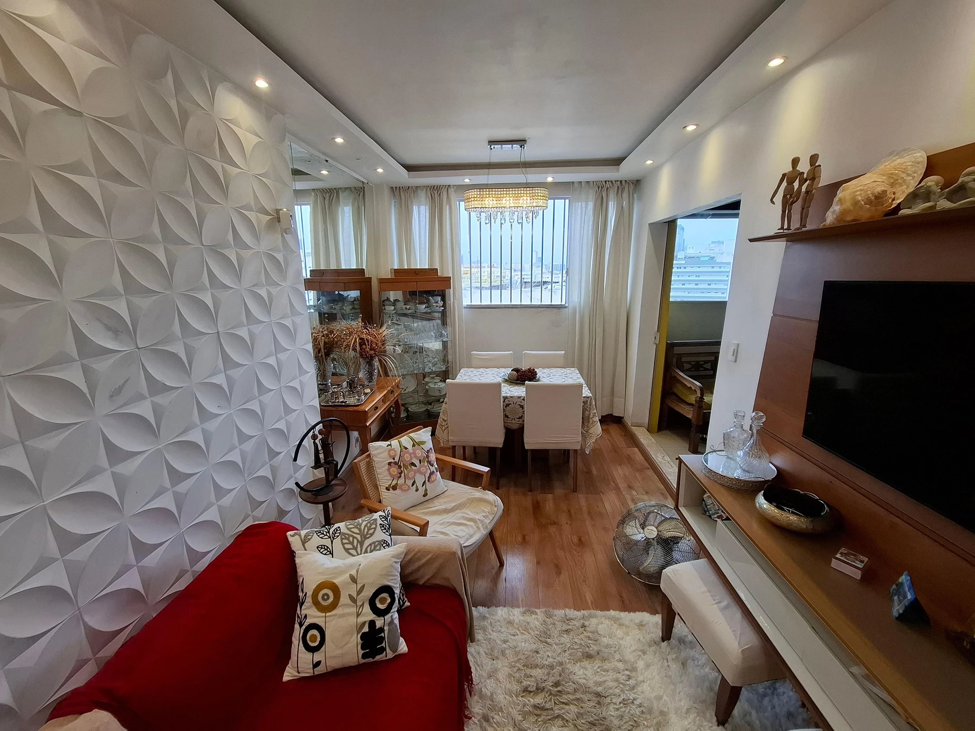 Balcony with a grill in a 2-bedroom apartment, 90 m² — photo 8