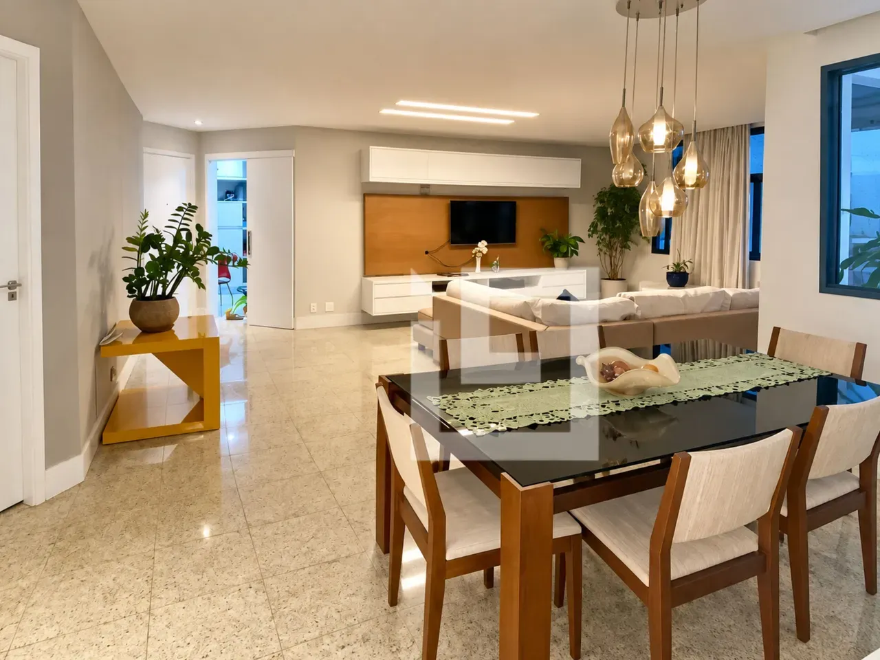 Walk-in closet in a 3-bedroom apartment, 140 m²