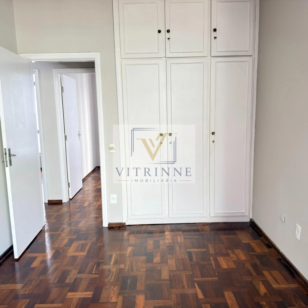 3-bedroom apartment with wood or laminate floors in Curitiba — photo 9
