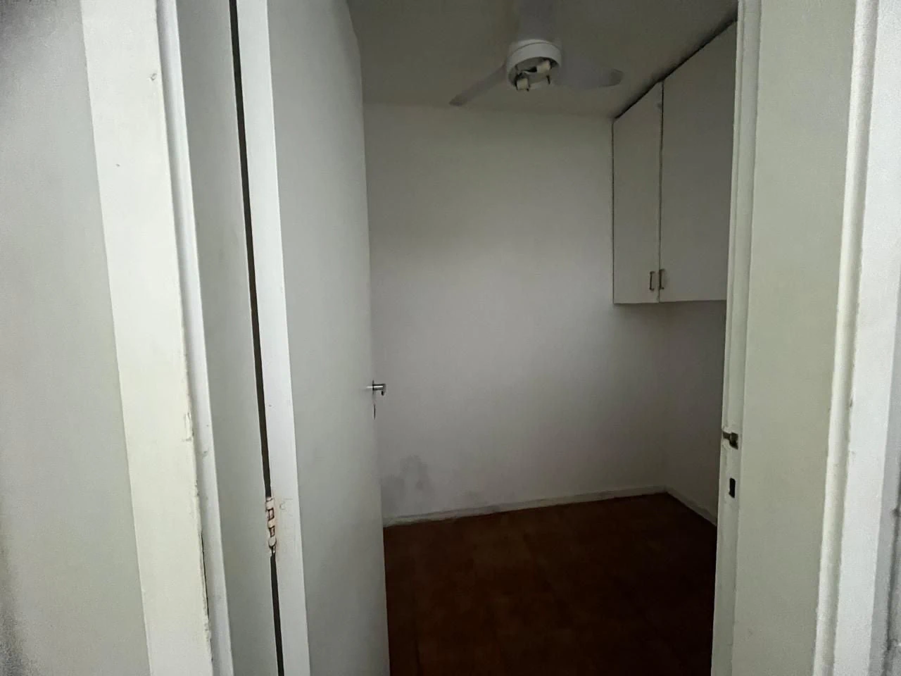 Glass-enclosed balcony in a 3-bedroom apartment, 160 m² — photo 19