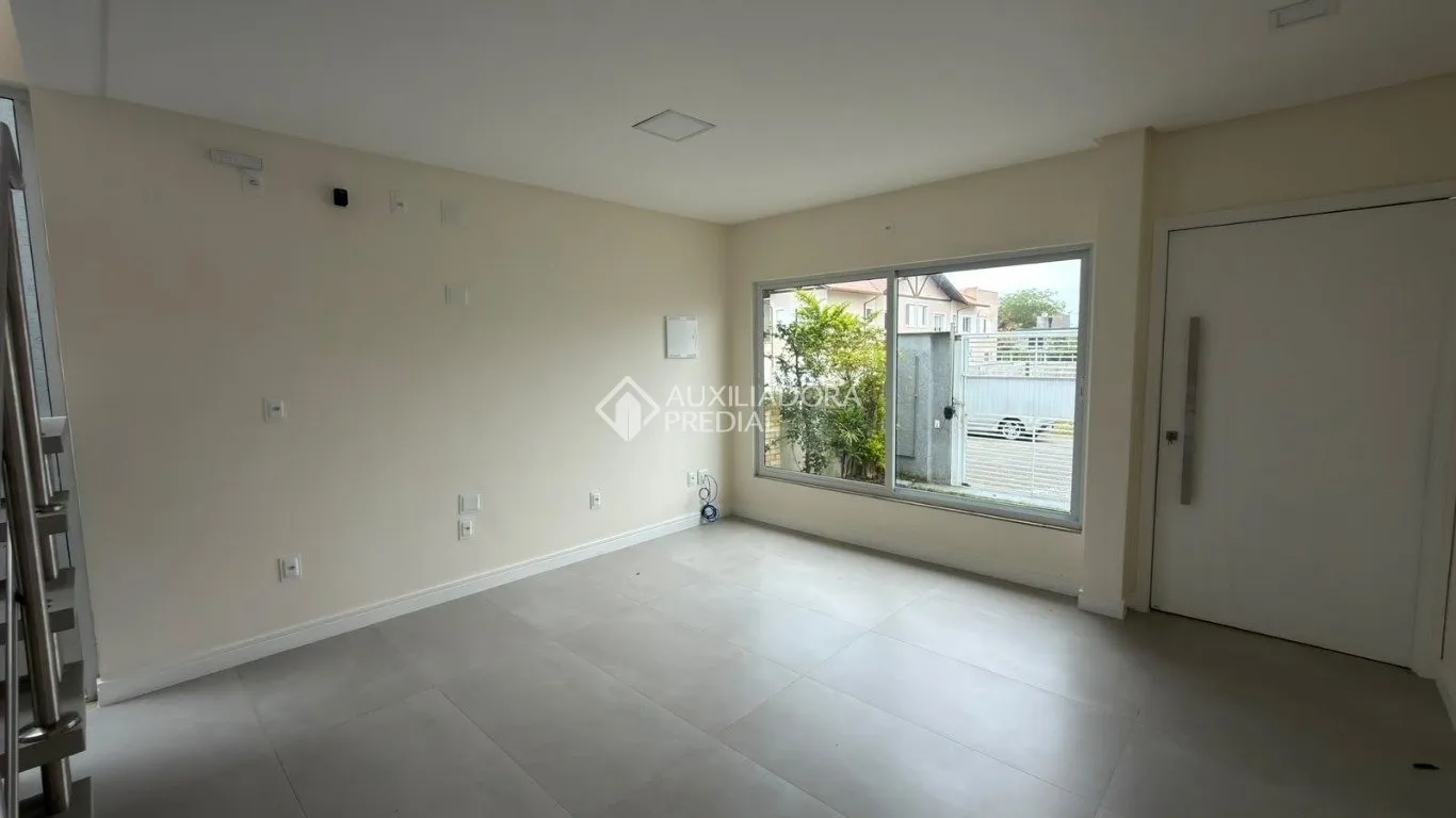 Balcony with a grill in a 4-bedroom house, 120 m² — photo 16