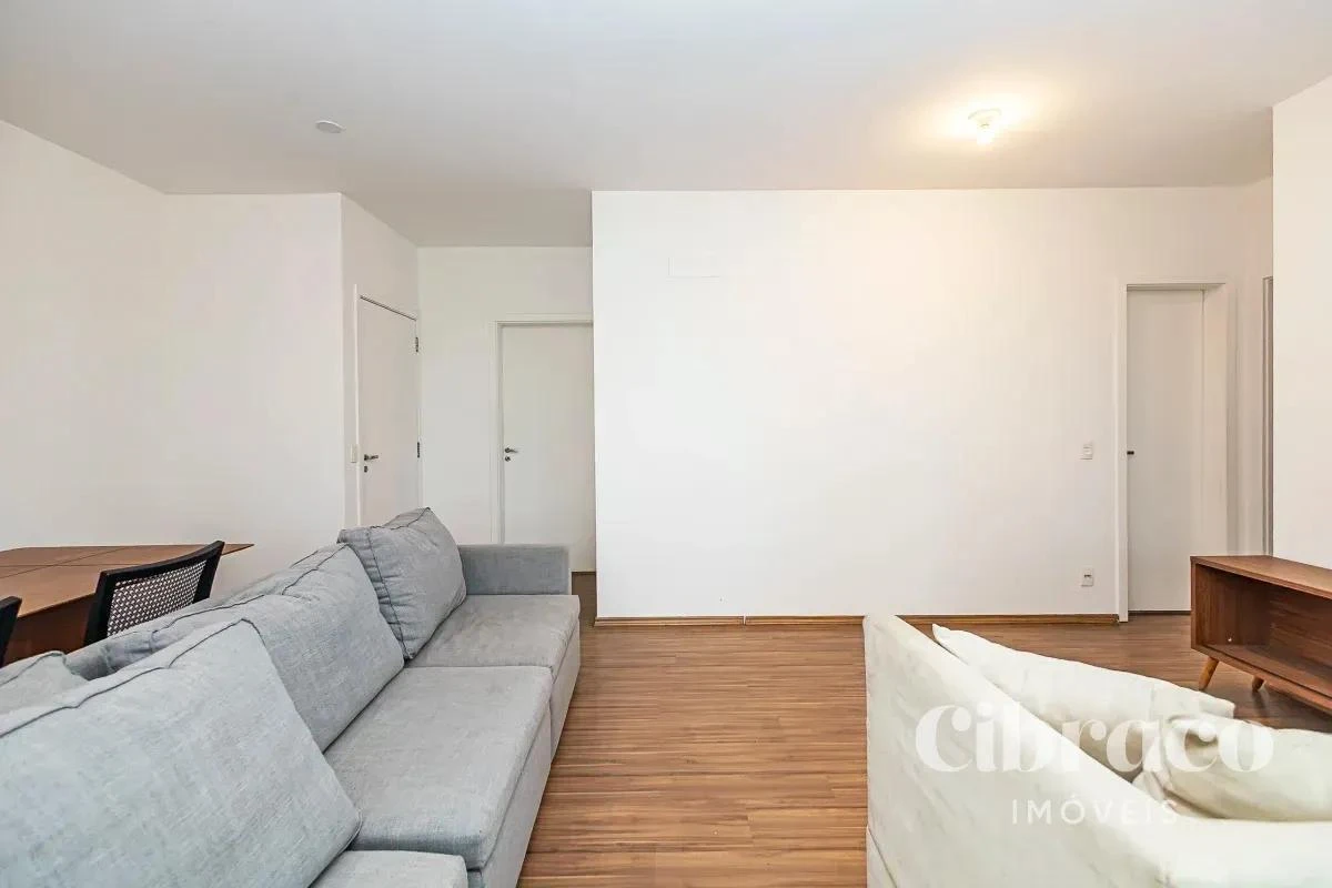 Balcony with a grill in a 4-bedroom apartment, 131 m² — photo 23