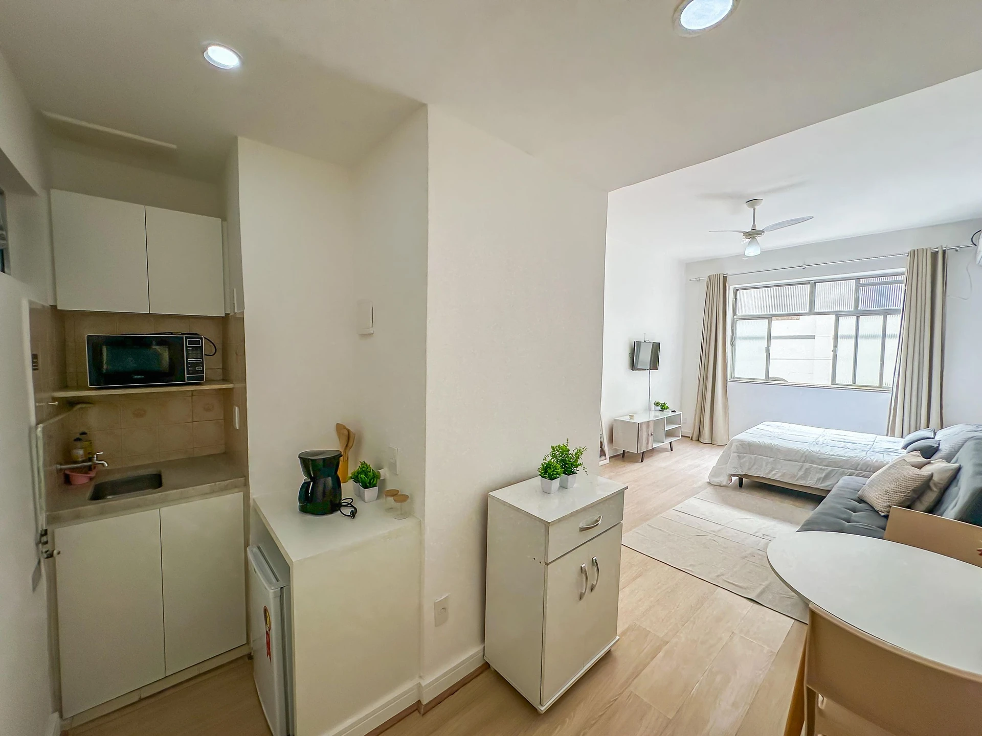 Furnished studio, 30 m², with wood or laminate floors — photo 2