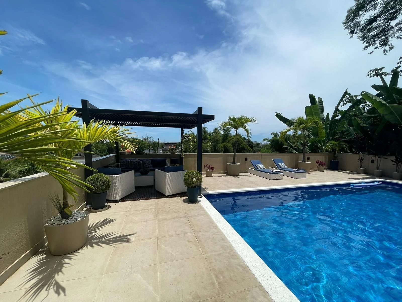 4-bedroom apartment with a grill on the balcony — photo 16