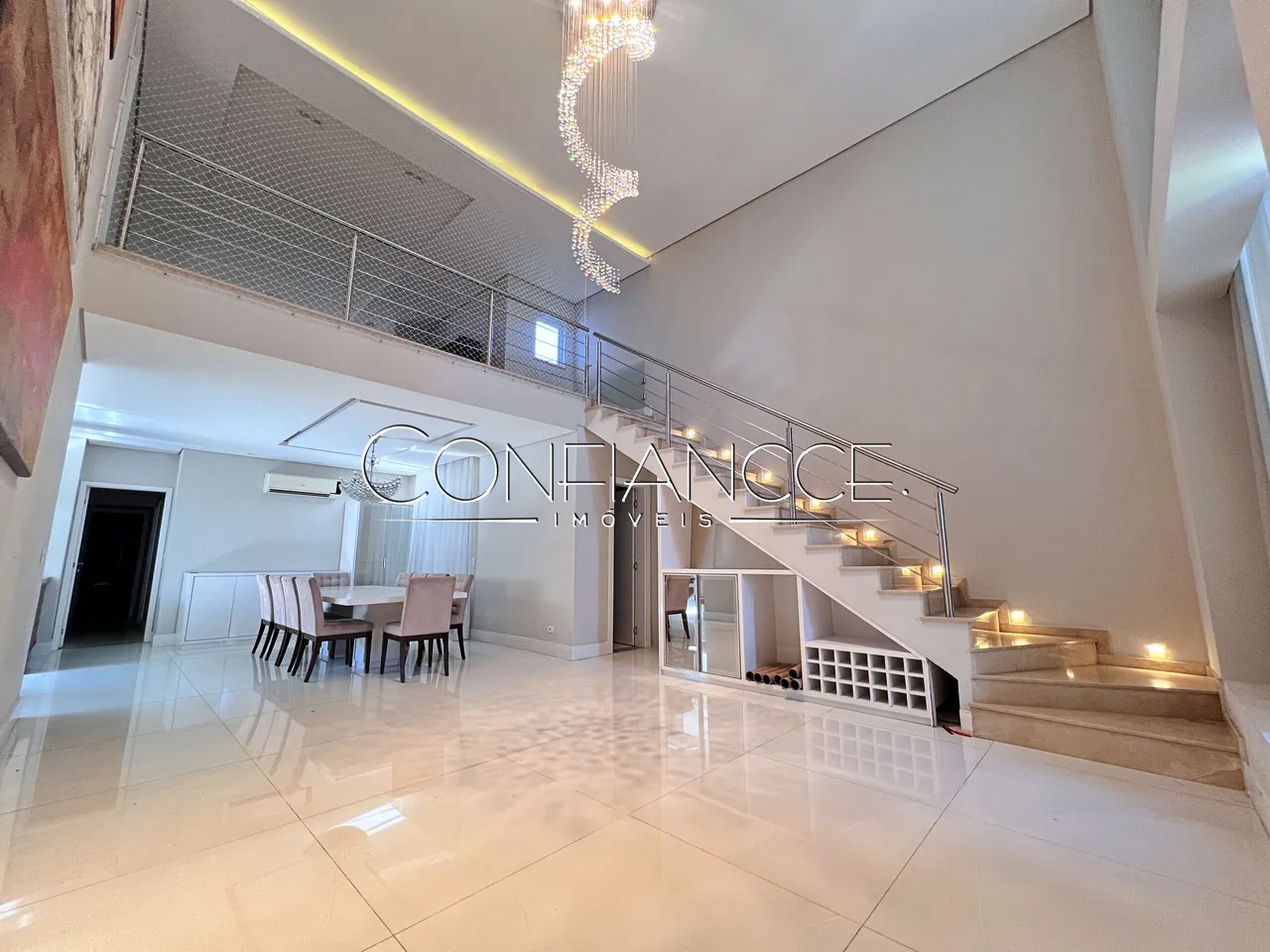 House with open-plan kitchen and 5 bedrooms and 5 baths