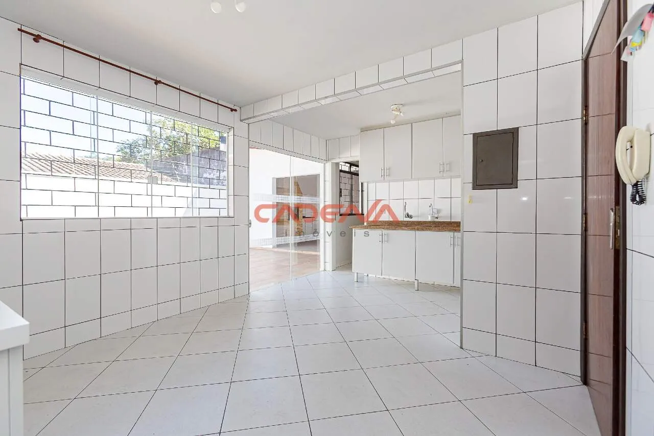 House with 3 bedrooms and built-in kitchen cabinets — photo 2
