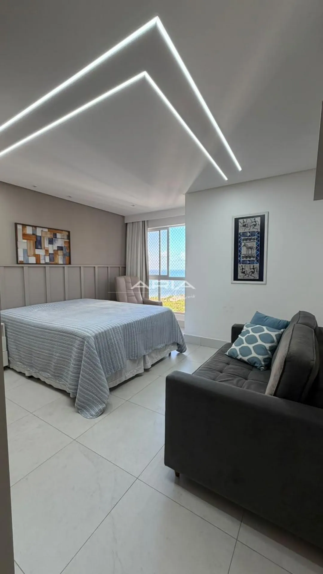 One-bedroom apartment with a glass-enclosed balcony — photo 4