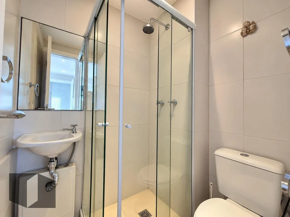 Bathtub in a 4-bedroom apartment, 226 m² — photo 35
