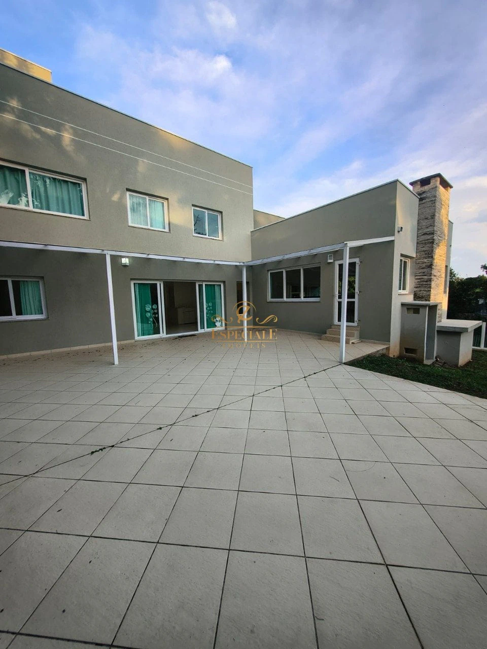 5-bedroom house with 3 en-suite bathrooms and parking — photo 4