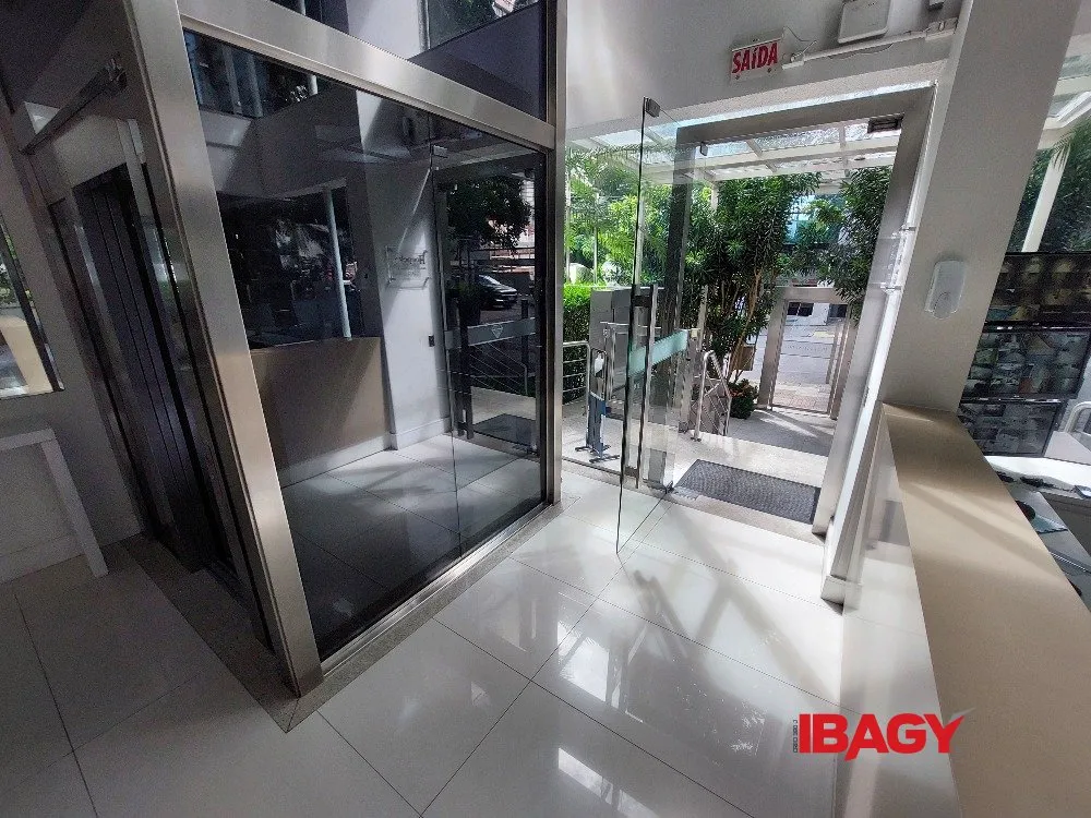4-bedroom apartment in a building with a pool — photo 13