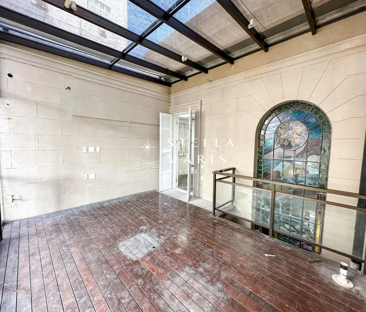 Glass-enclosed balcony in a 5-bedroom house, 402 m² — photo 9