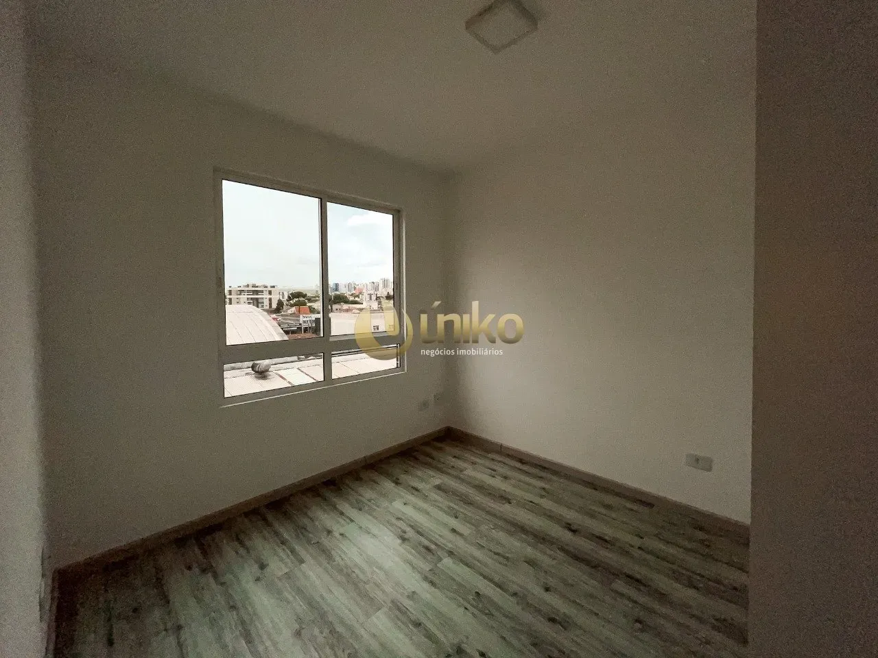 Unfurnished 1-bedroom apartment with open-plan kitchen — photo 11