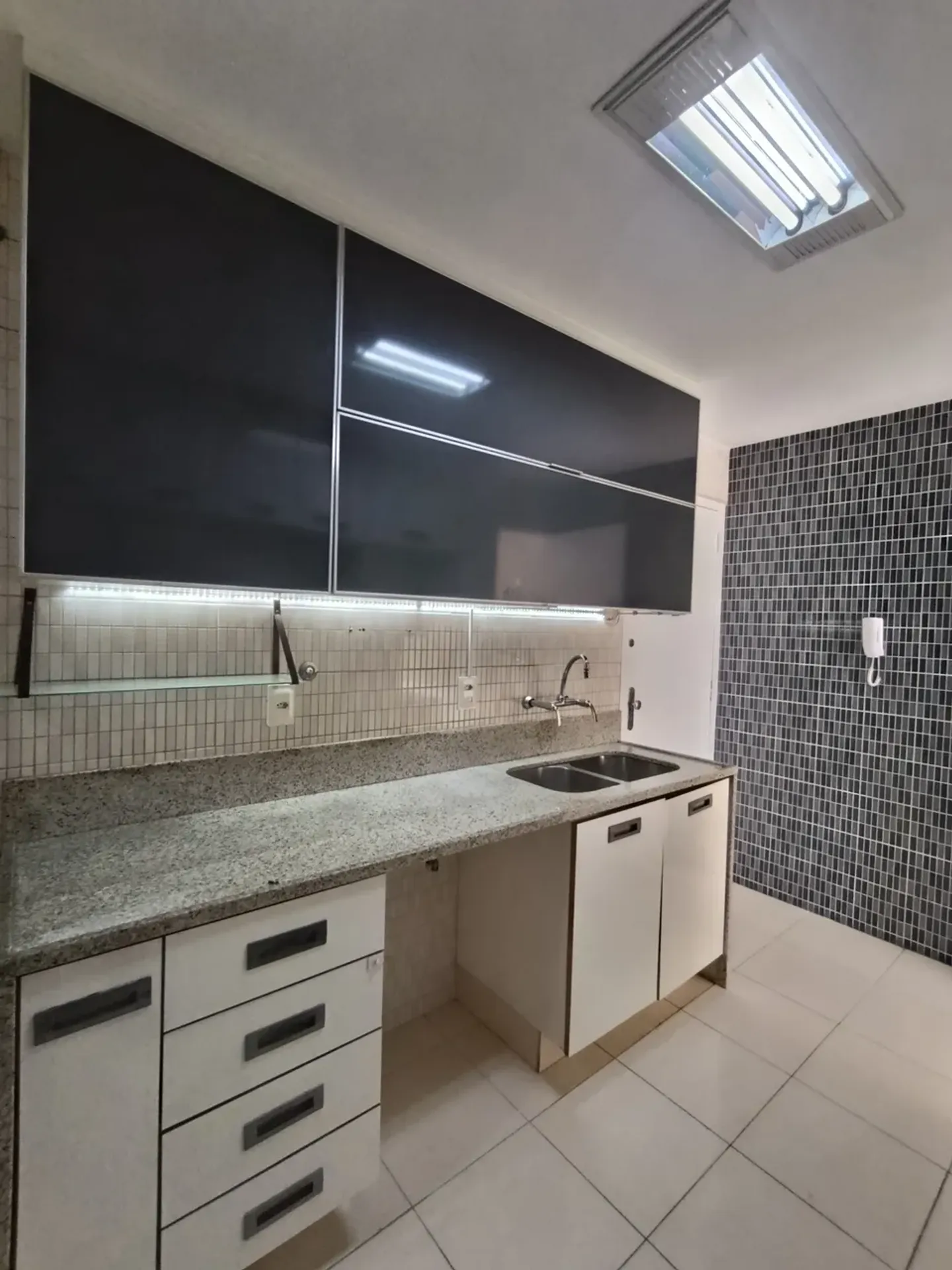 Unfurnished apartment with 3 bedrooms and 1 bathroom — photo 34