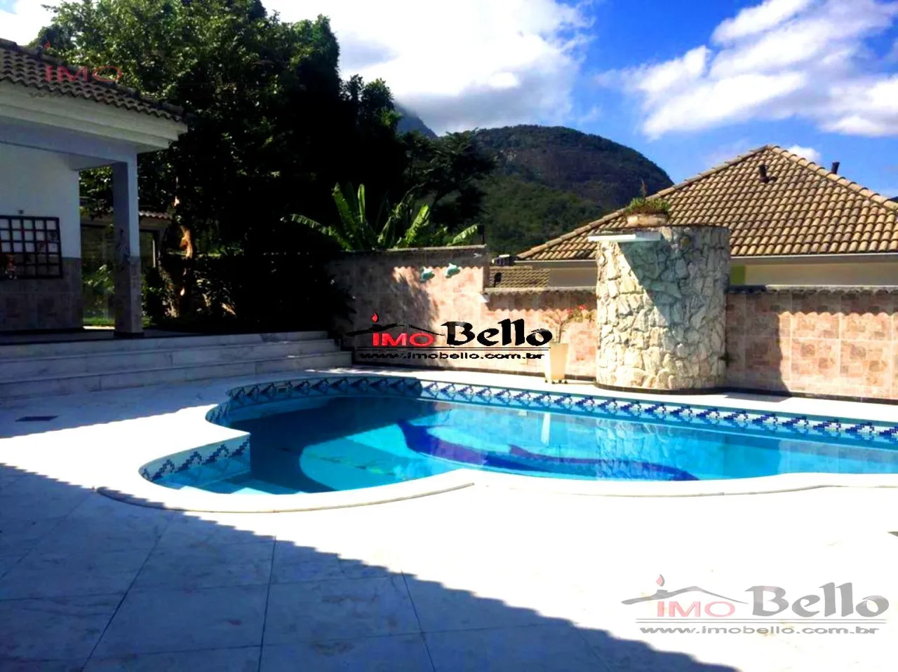 Casa com 3 suítes e 400 m², piso de madeira na sala — photo 2