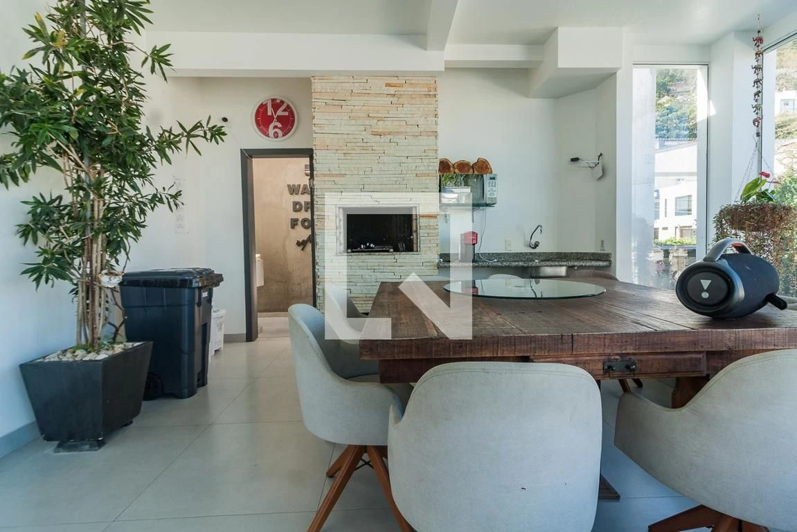 Furnished studio in a building with a pool — photo 20