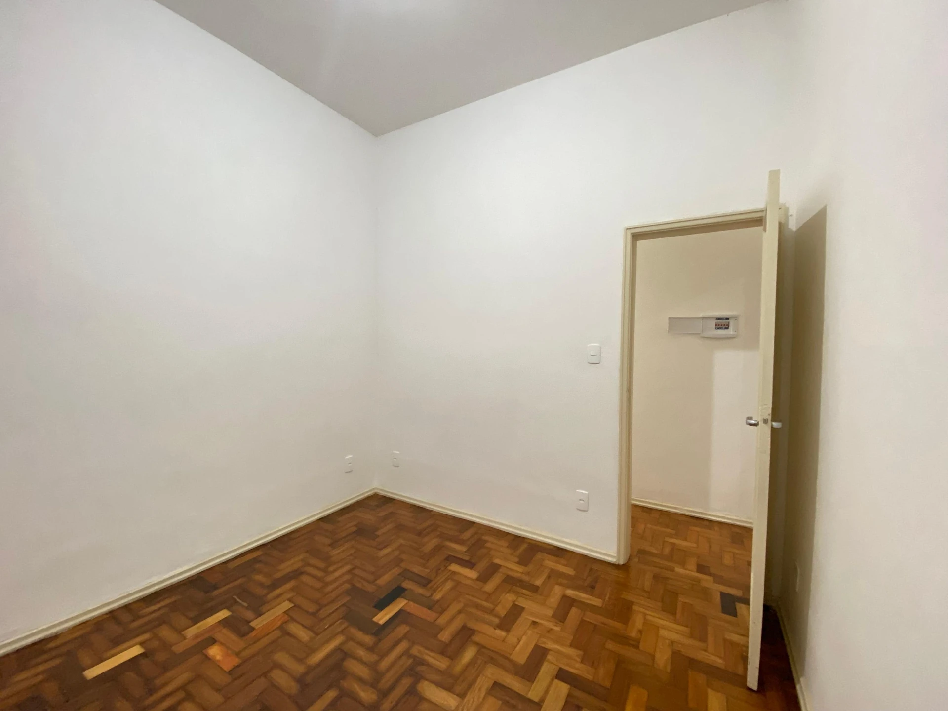 Bathtub in a one-bedroom apartment, 50 m² — photo 13