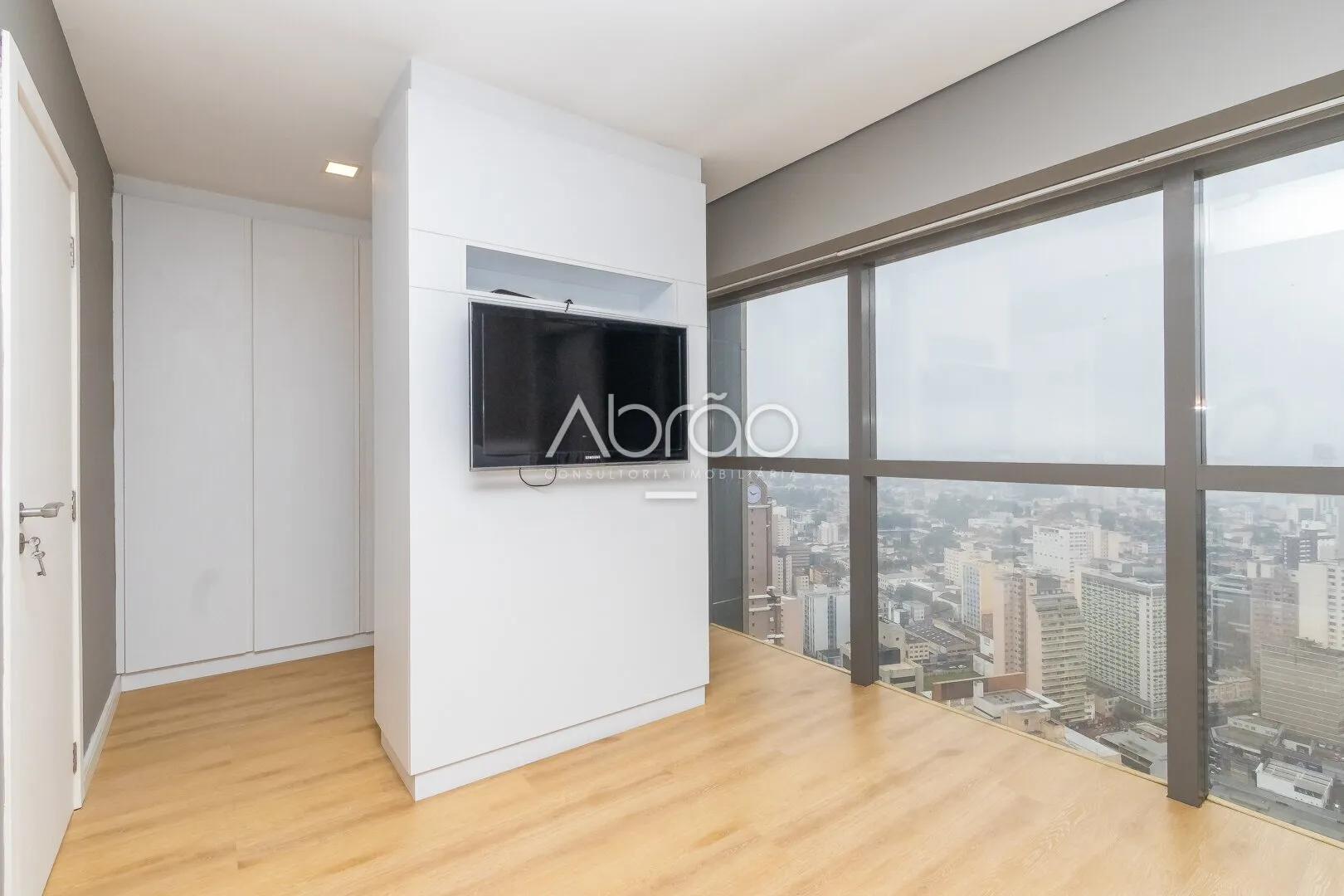 90 m² apartment with floor-to-ceiling windows and a bathtub — photo 13