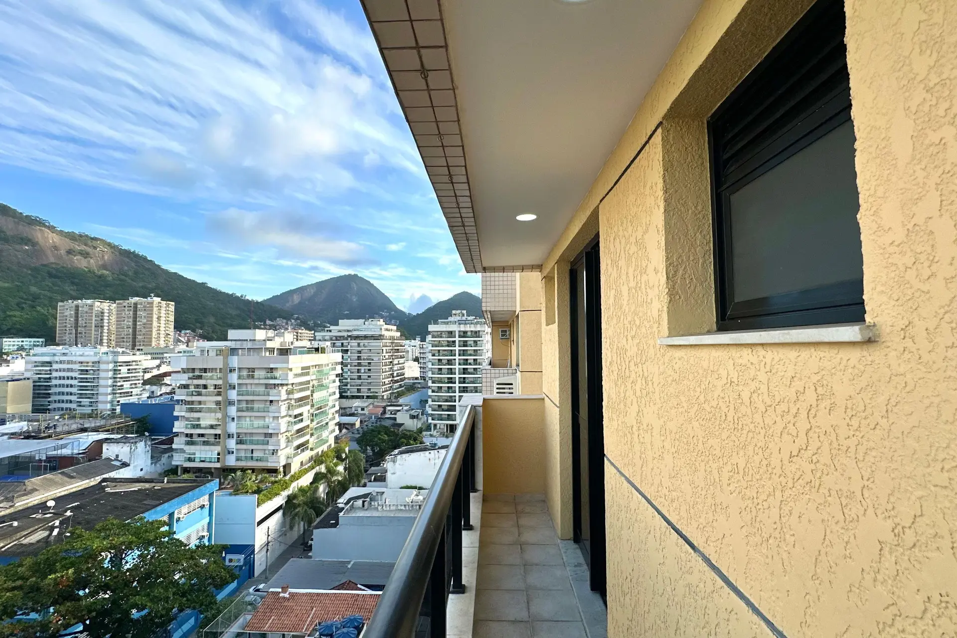 Furnished 1-bedroom apartment with a glazed balcony — photo 3