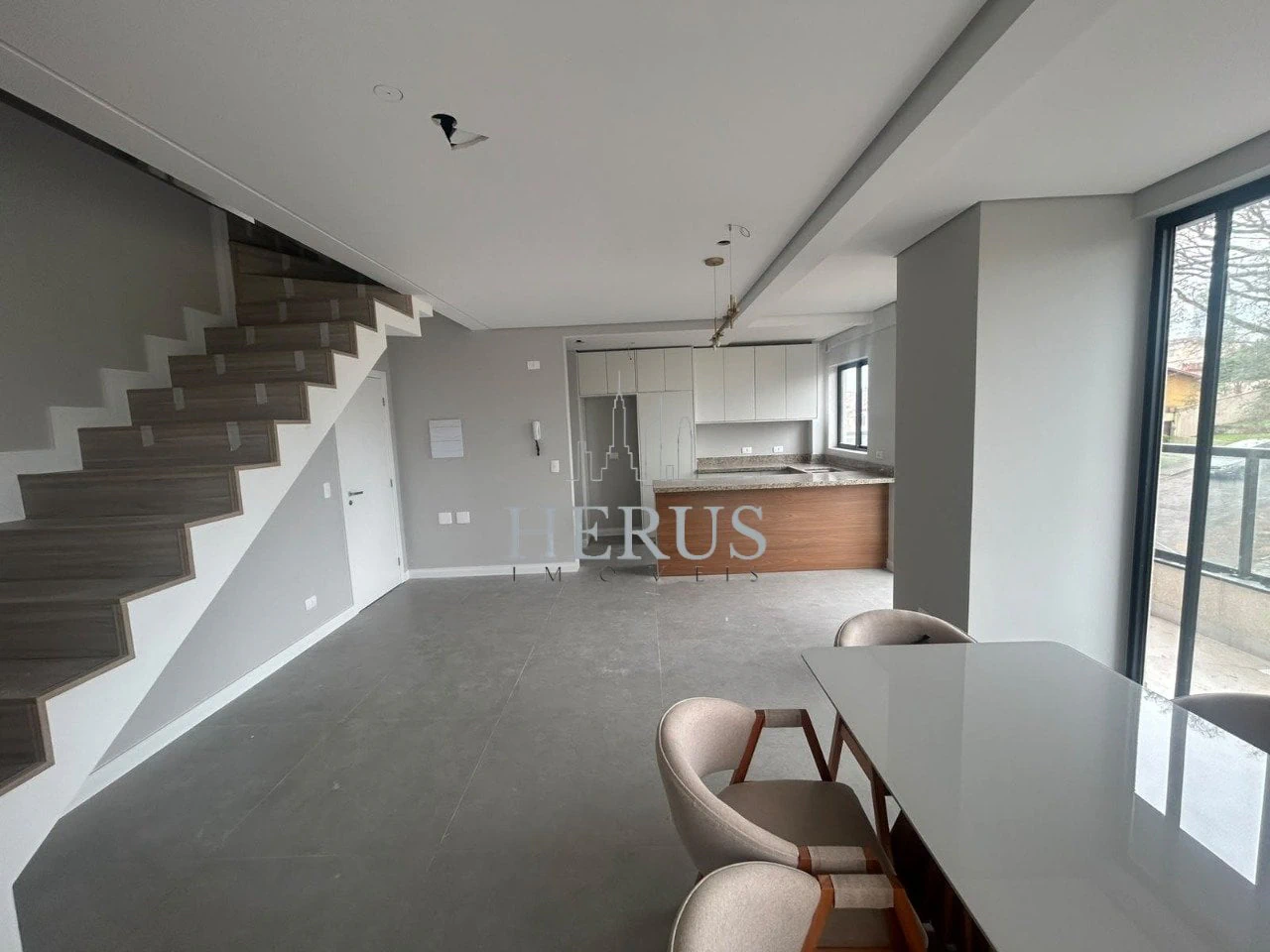 Apartamento de 2 quartos com janelas do piso ao teto — photo 6