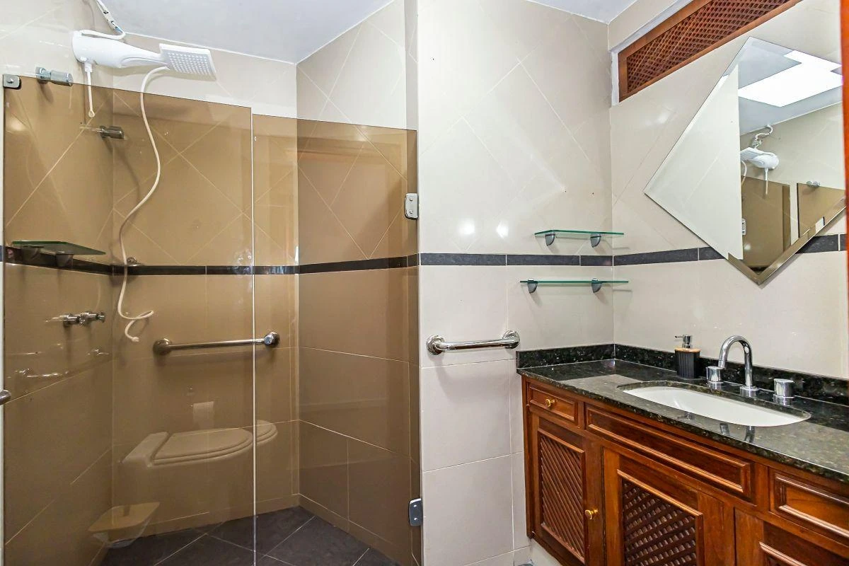 3-bedroom house with a bathtub — photo 23