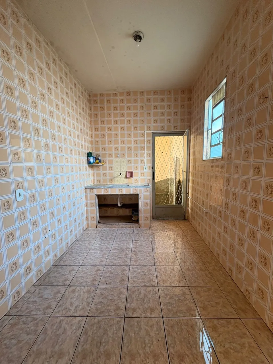 Apartamento com 2 quartos, 1 banheiro e varanda — photo 2