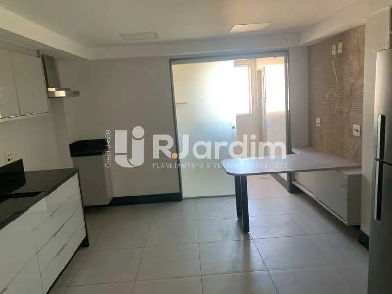Unfurnished 3-bedroom apartment with open-plan kitchen — photo 16