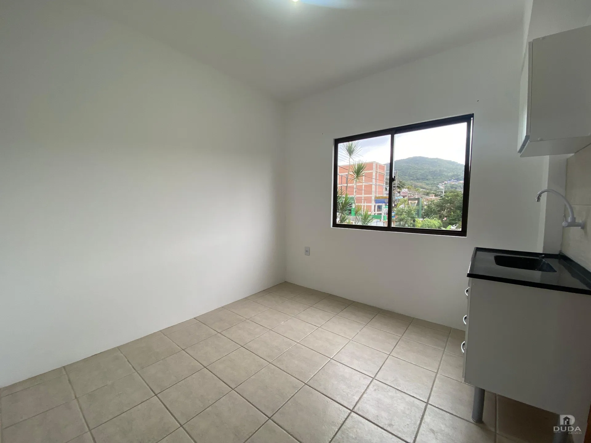 Studio apartment with built-in kitchen cabinets — photo 3