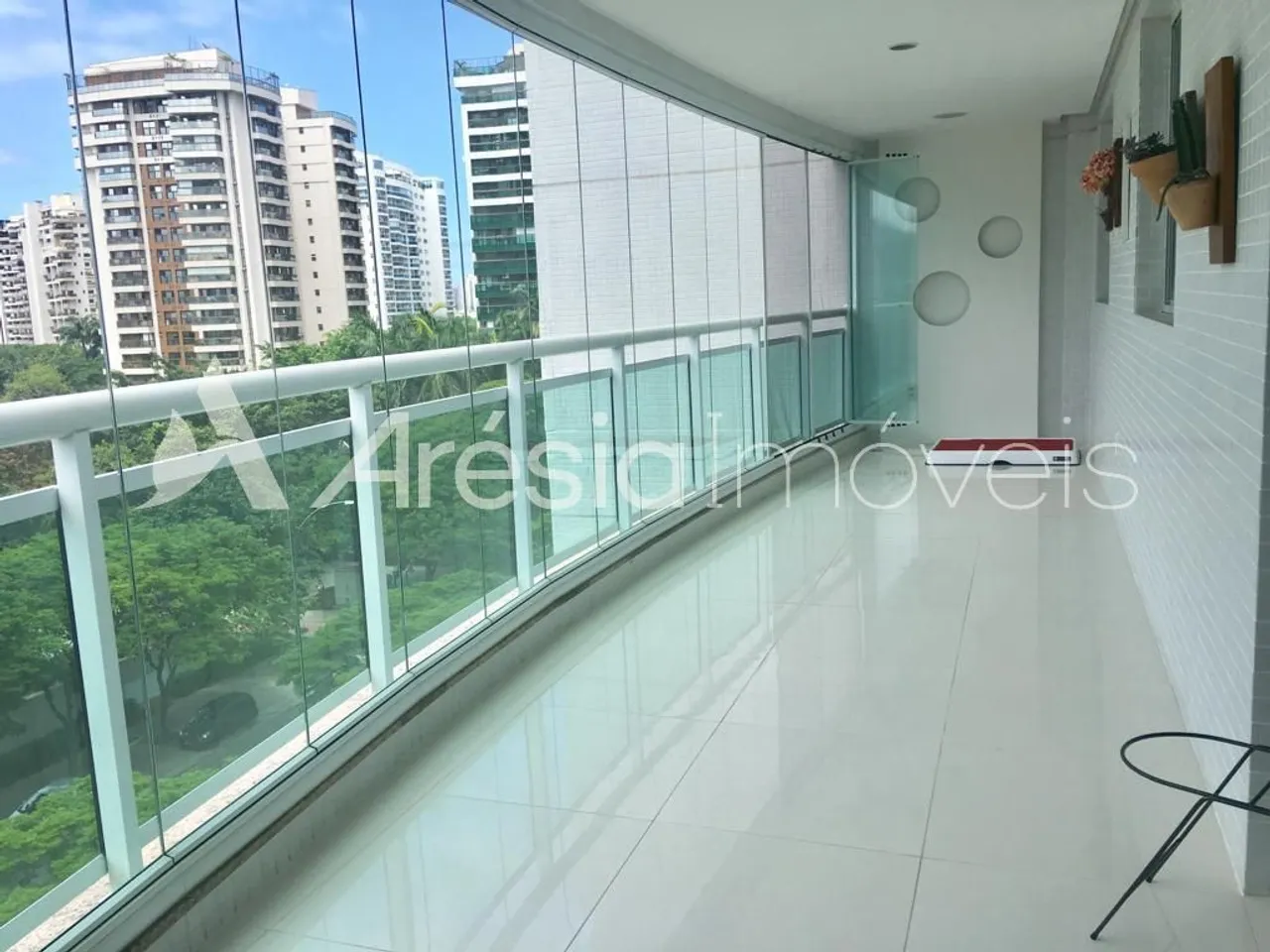 Furnished 3-bedroom apartment with glassed-in balcony — photo 6