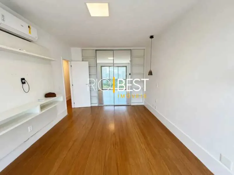 Unfurnished 4-bedroom apartment with open-plan kitchen — photo 22