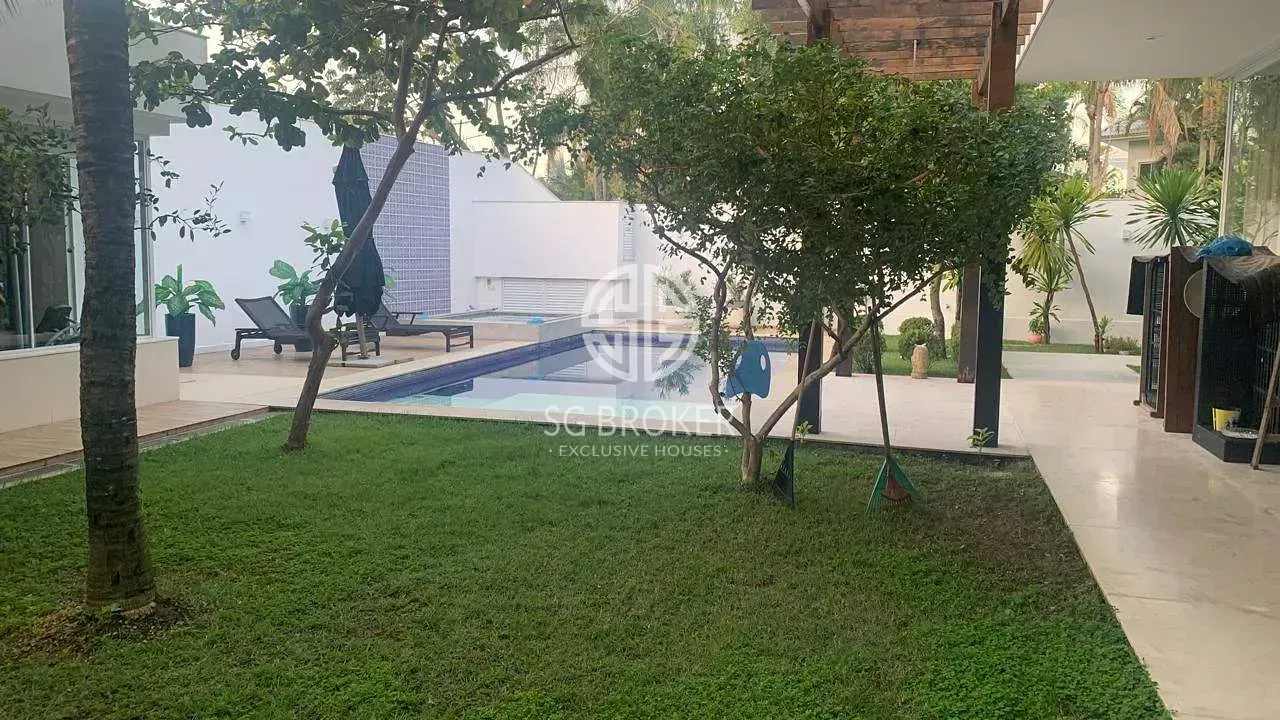 Furnished house, 800 m², with floor-to-ceiling windows — photo 19