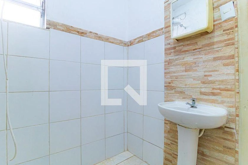 Rental apartment with 2 bedrooms and a laundry utility sink — photo 19