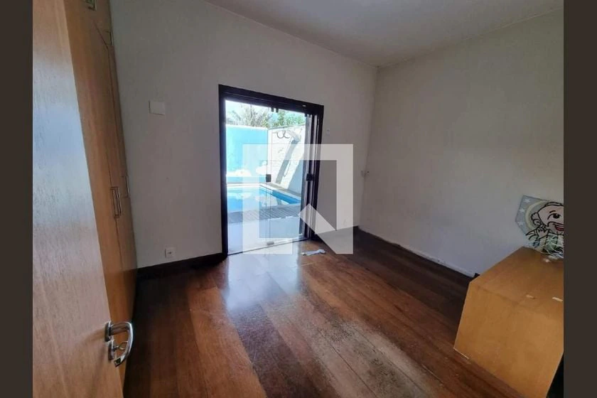 Balcony with a grill in a 3-bedroom house, 760 m² — photo 2