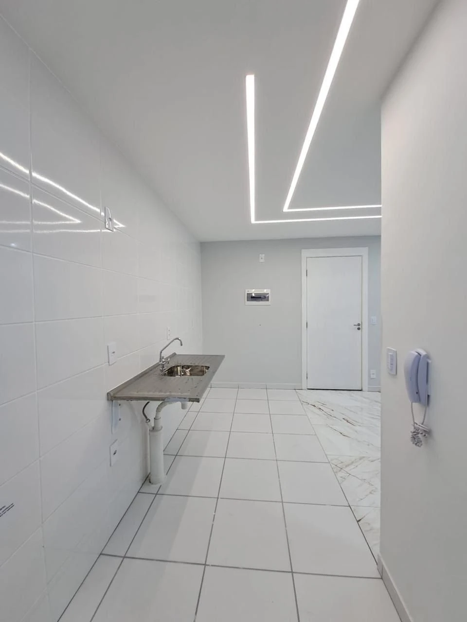2-bedroom apartment in a building with a gym — photo 16