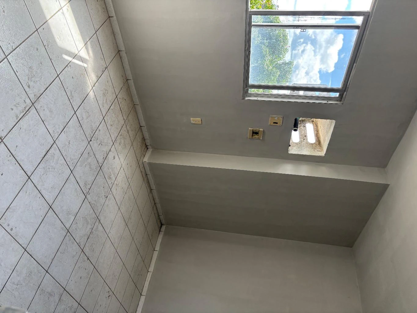 1-bedroom apartment with an en-suite and separate kitchen — photo 4