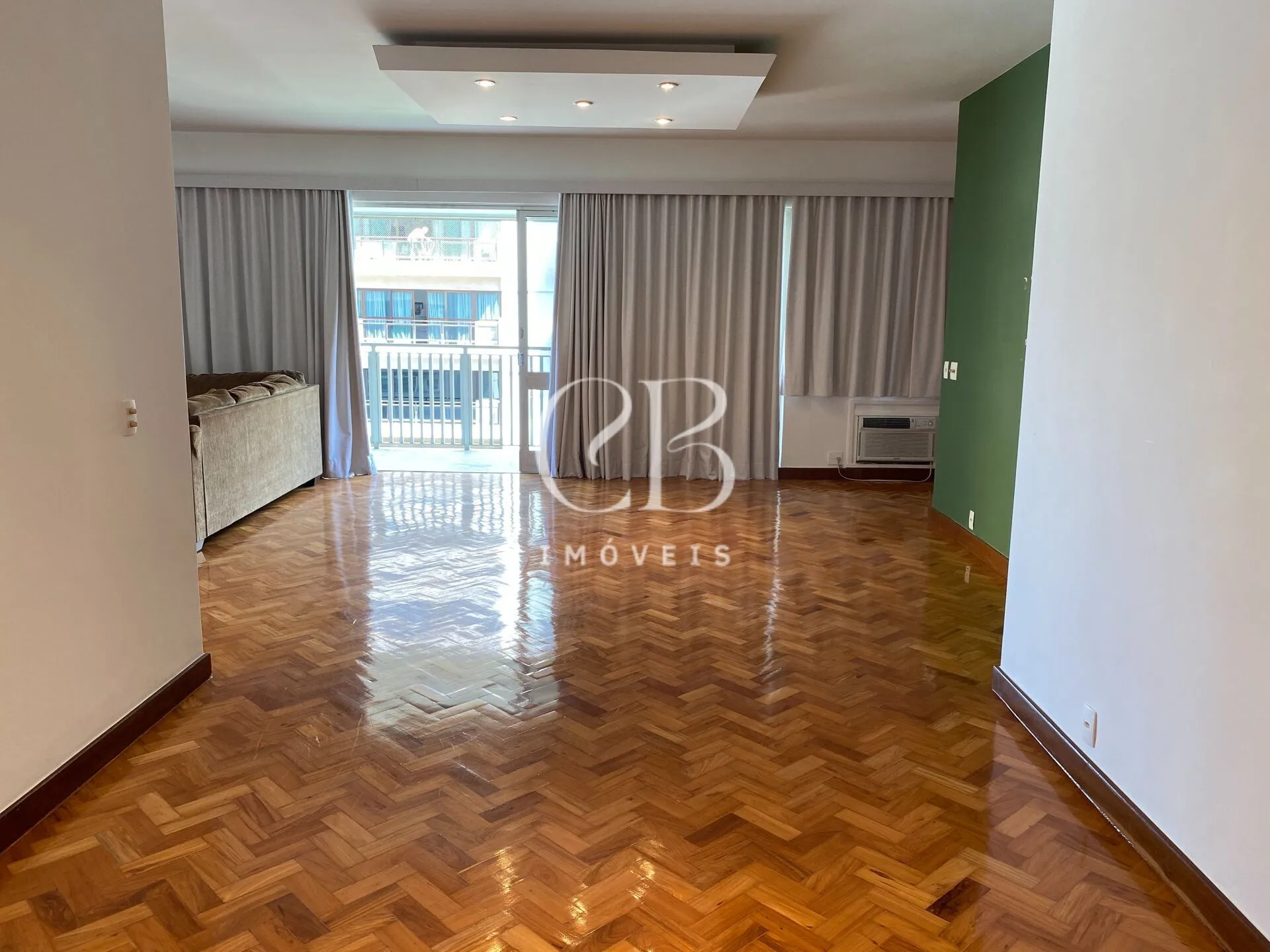 Apartment with 4 bedrooms and a glass-enclosed balcony — photo 51