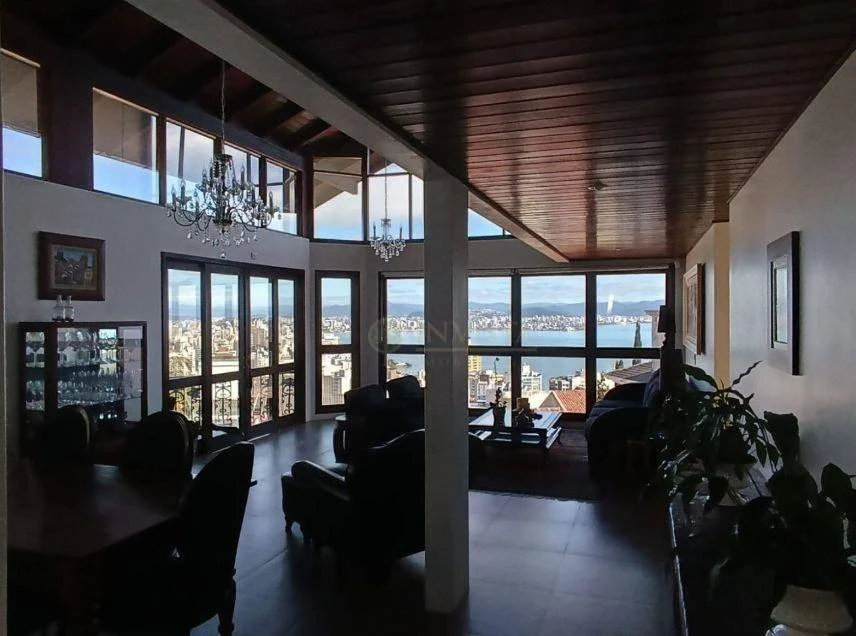 Casa com 4 suítes, 6 banheiros e 500 m²