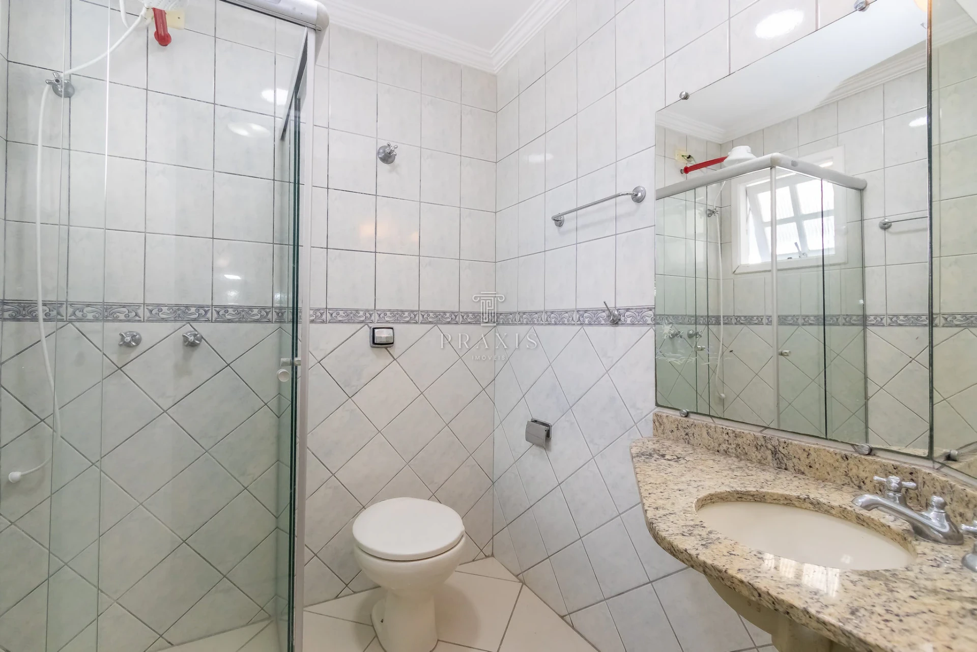 3-bedroom house with a bathtub — photo 13