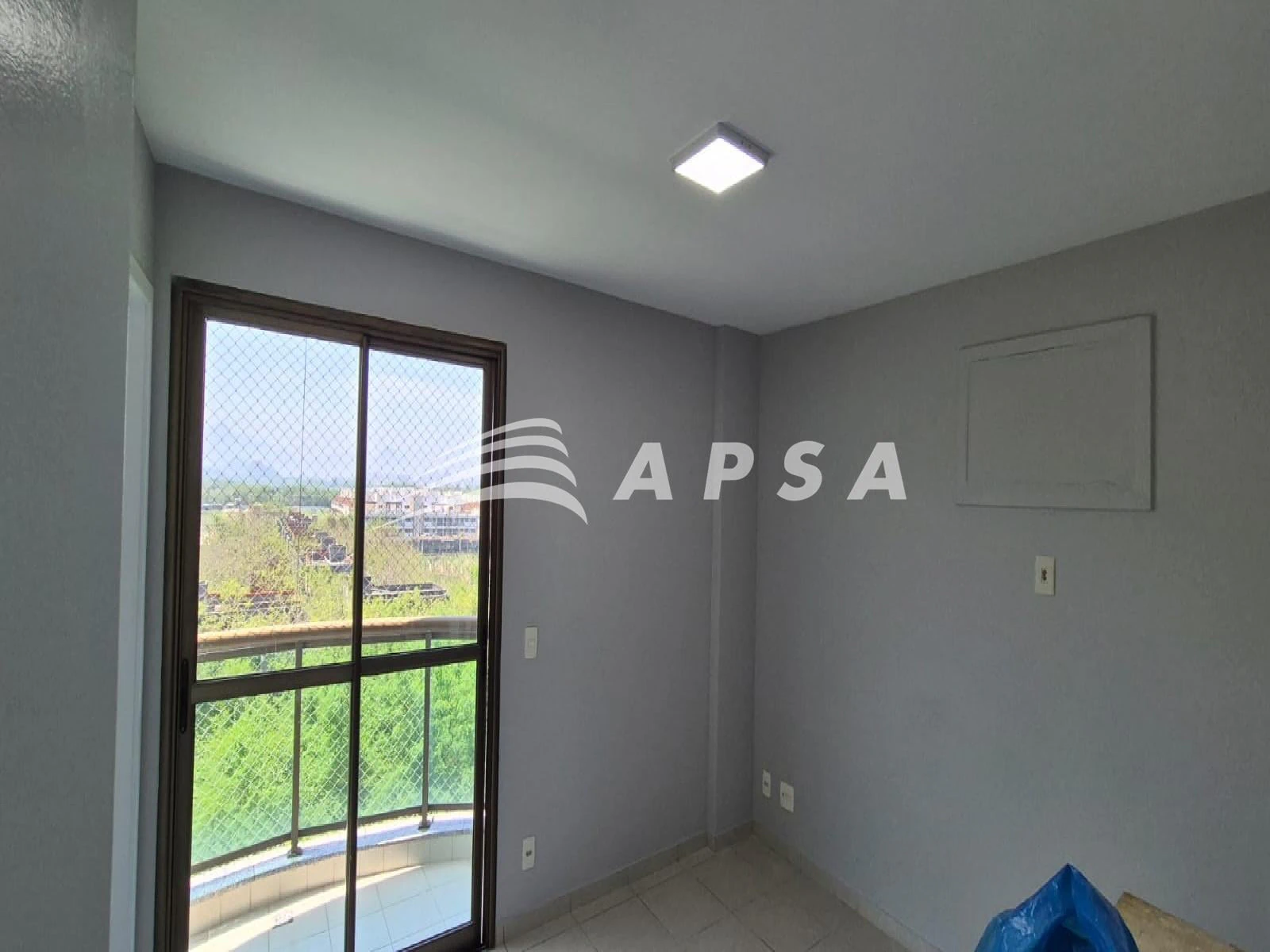 Glass-enclosed balcony in a 3-bedroom apartment, 91 m² — photo 4