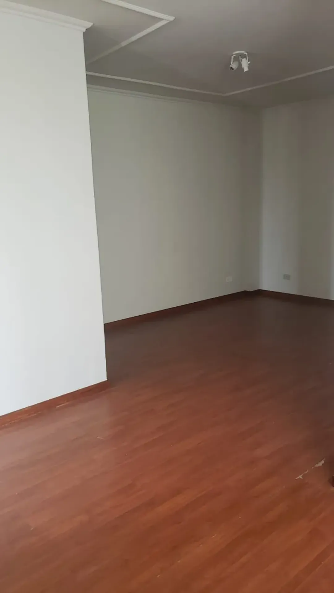 Apartamento com 2 quartos e box de vidro no banheiro — photo 27