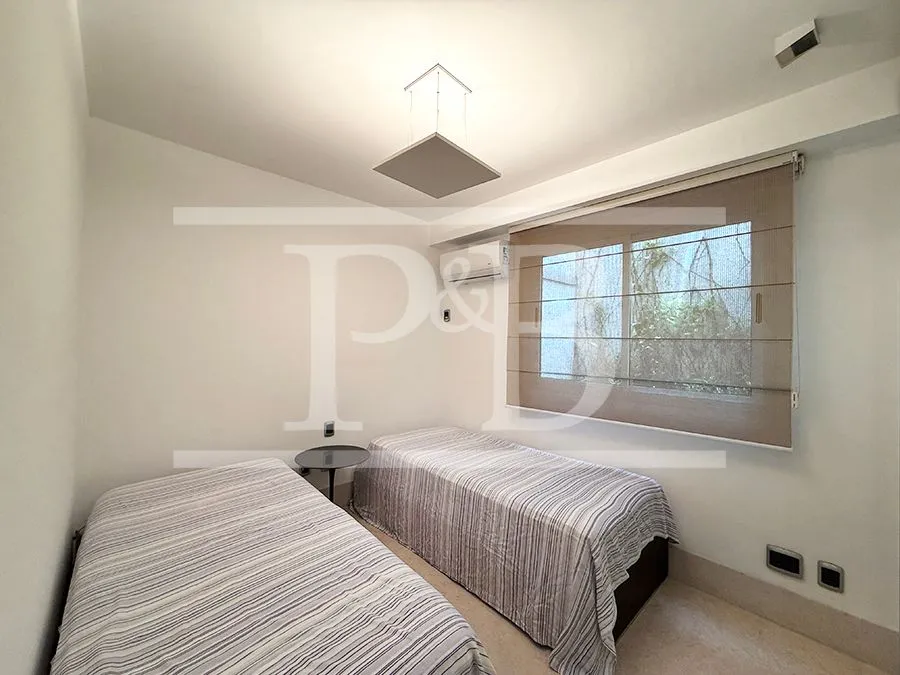 Furnished 3-bedroom apartment with a separate kitchen — photo 17