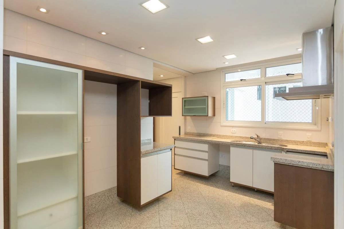 Glass-enclosed balcony in a 3-bedroom apartment, 297 m² — photo 10