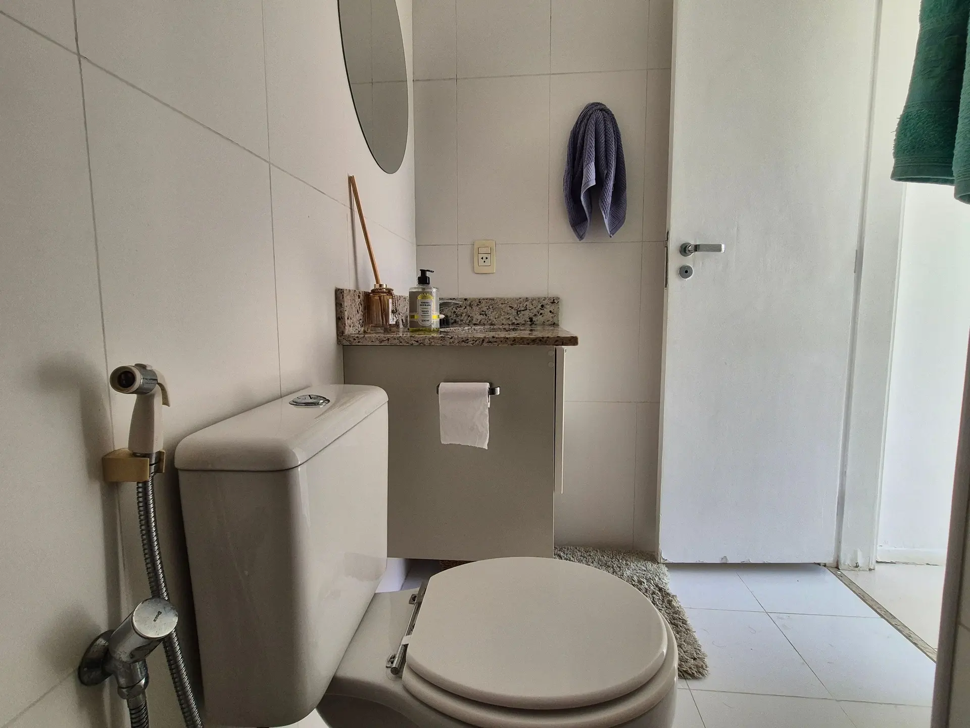 Furnished 2-bedroom apartment with private BBQ — photo 50