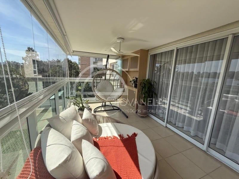Apartamento de 227 m² com varanda e 5 quartos