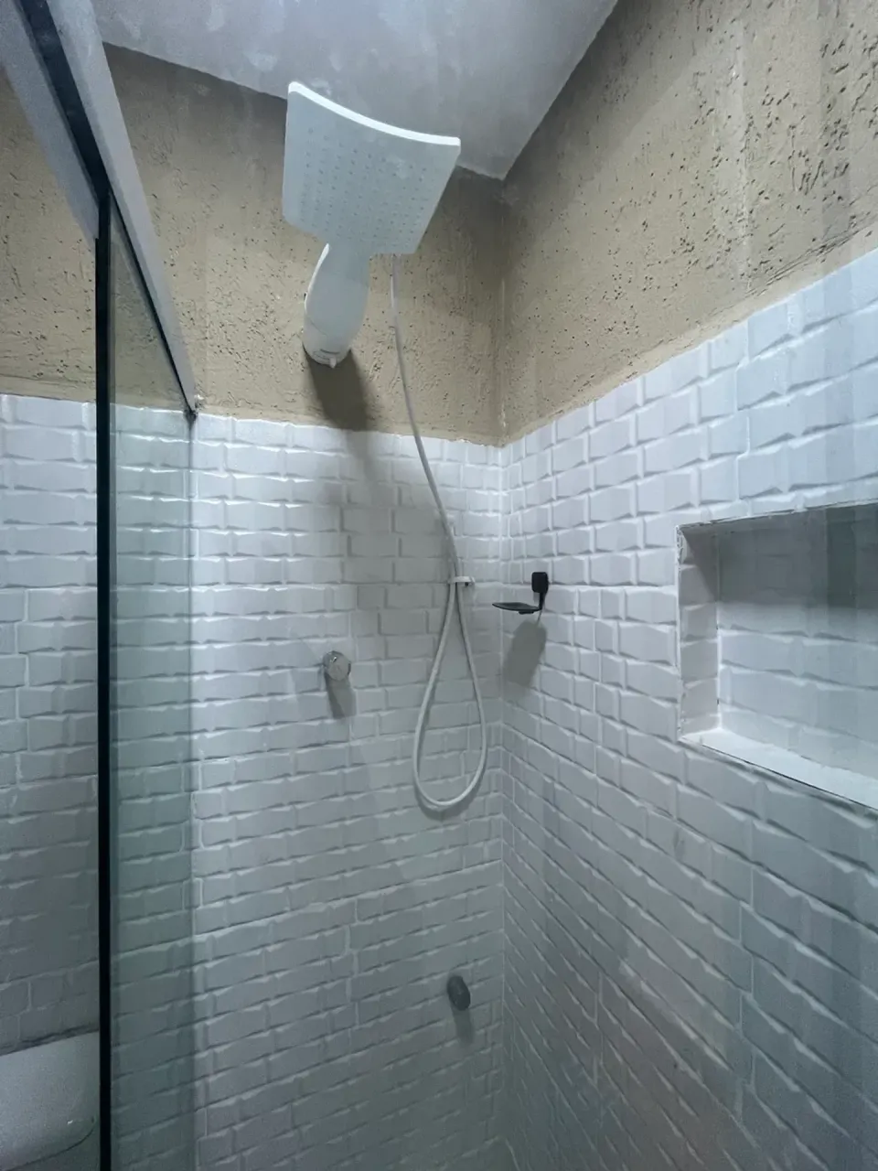 Furnished 1-bedroom apartment with a 1-bath glass shower — photo 5