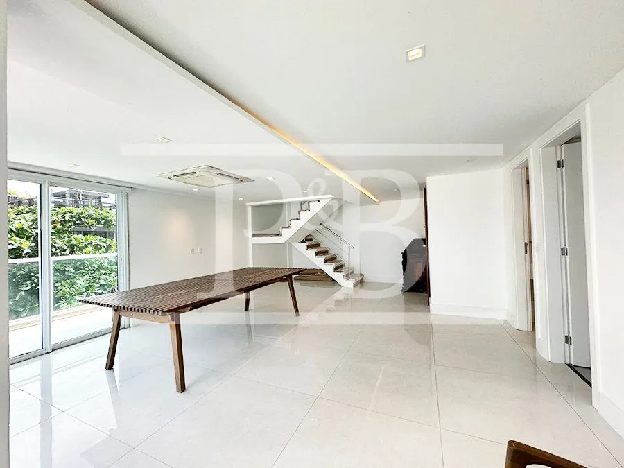 4-bedroom apartment with an enclosed glass balcony — photo 9