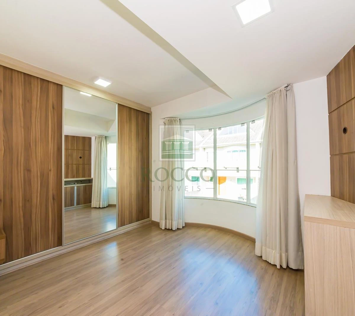 3-bedroom house with a bathtub — photo 3