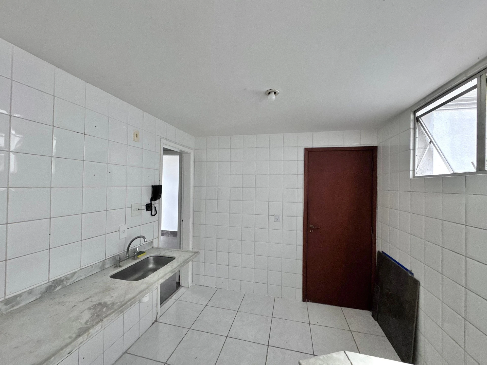 3-bedroom apartment with a balcony and laundry area — photo 13